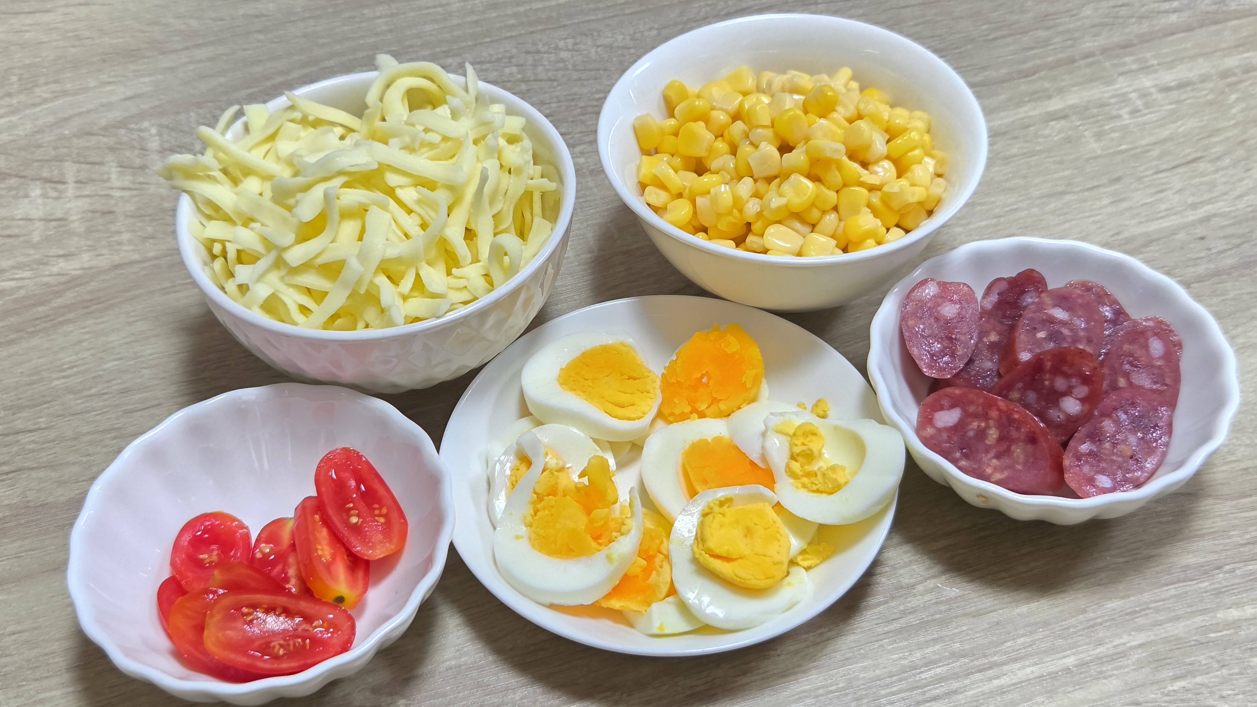 小皿に分けたピザのトッピング材料