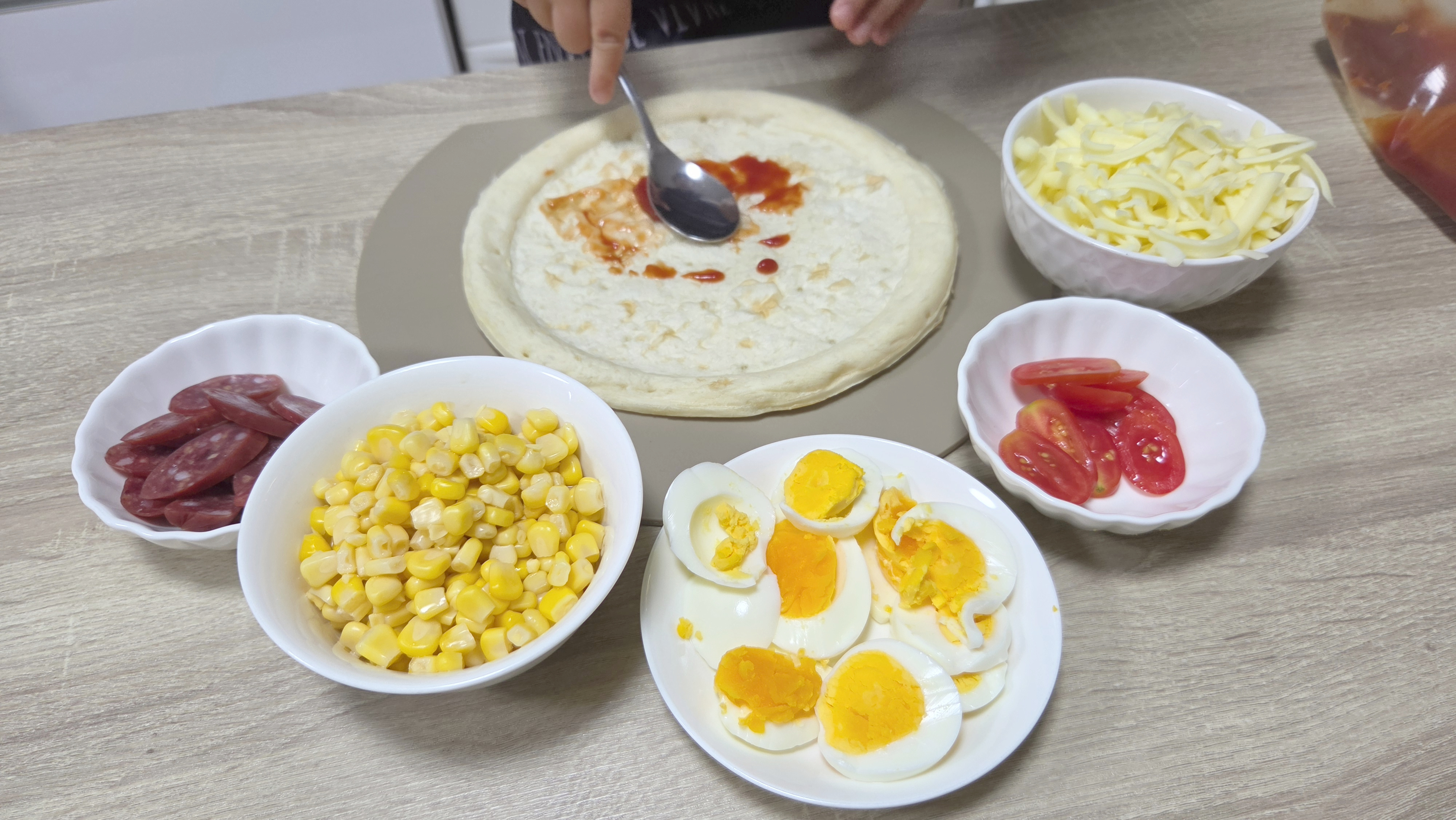 子どもの手でケチャップを塗っている様子